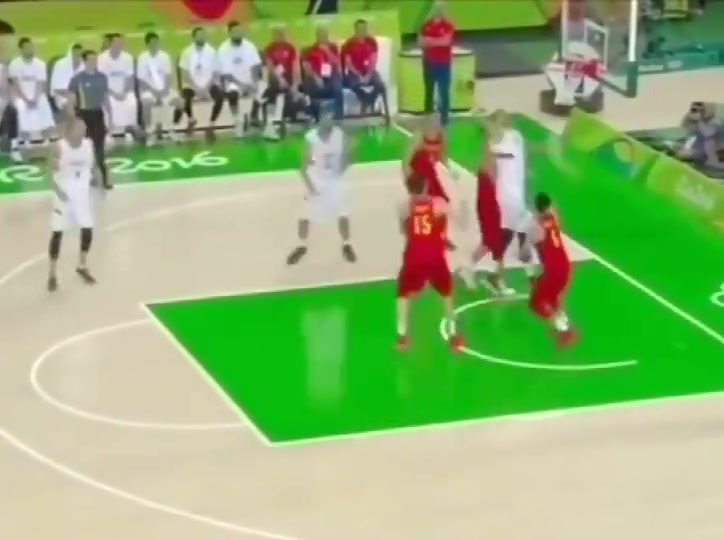 当年周琦在奥运会上对