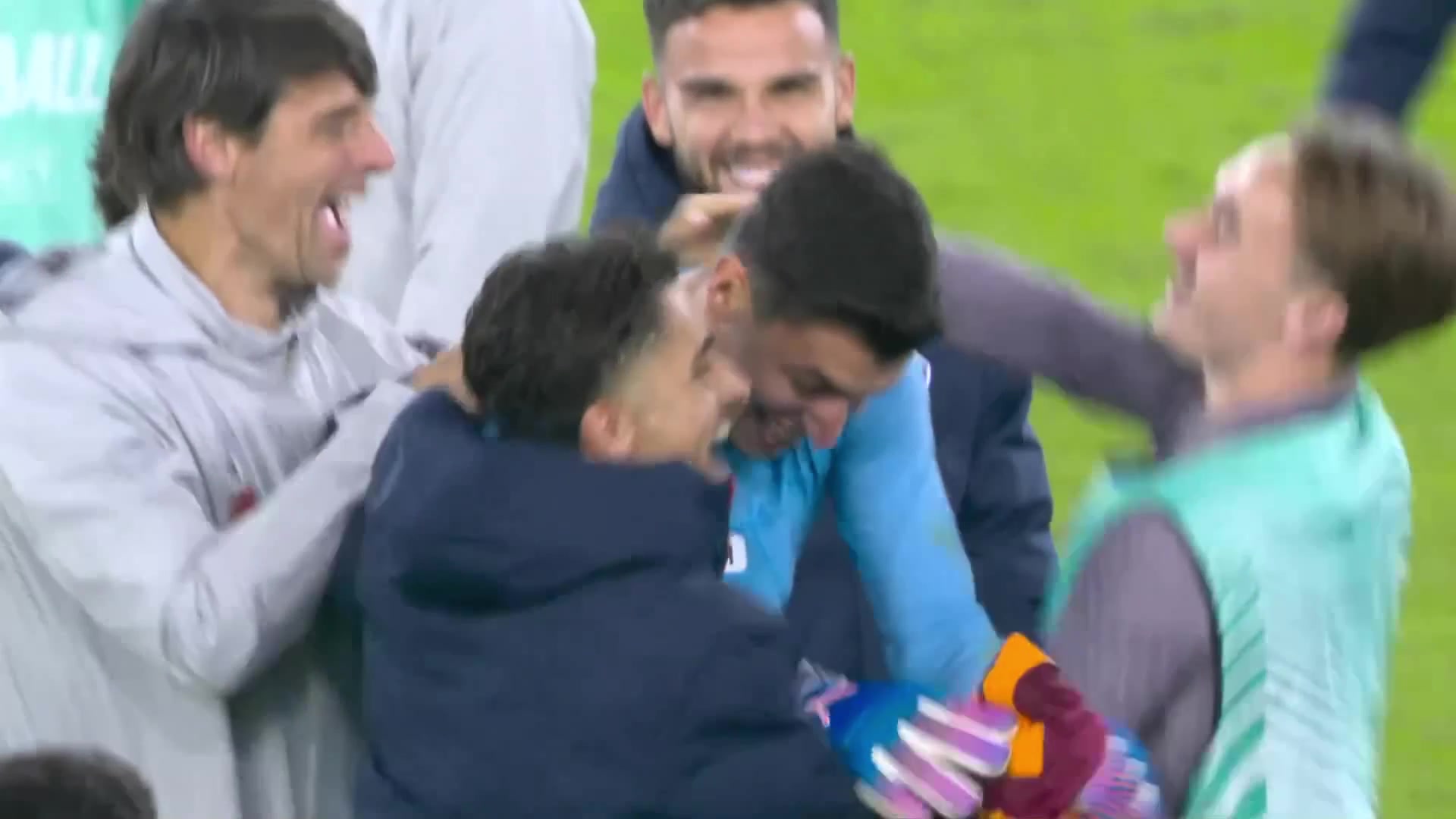 历史第一人里尔门将一个点球扑出3次赛后全队找他庆祝